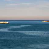 Mentre, voltando lo sguardo verso il mare aperto, possiamo ammirare la bocca del Porto che lascia spazio a un Adriatico blu come non mai